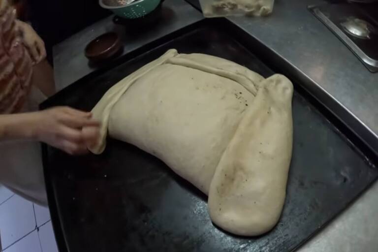 Pinomas La extranjera que probó la empanada de pino más grande de Chile: “Ojalá ...