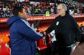 Con un abrazo de por medio: qué le dijo Marcelo Bielsa a Nicolás Córdova tras el empate de la Roja ante Uruguay