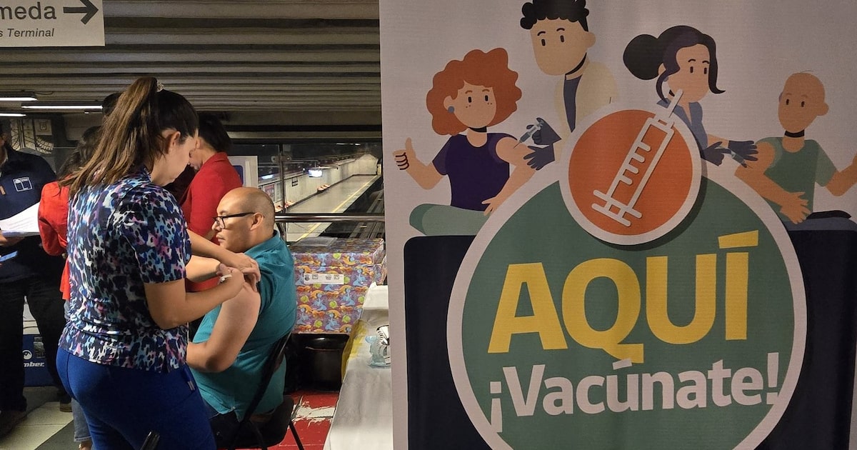 Vacunación en estaciones de Metro de Santiago: un esfuerzo que revela tensiones entre acceso y desconfianza