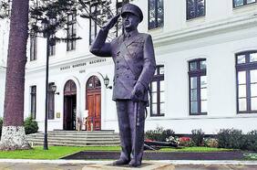 Ésta es la figura con que la Armada reemplazó la estatua de Toribio Merino tras fallo de los tribunales