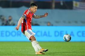 Charles Aránguiz presenta una lesión muscular y es duda para el duelo con Perú