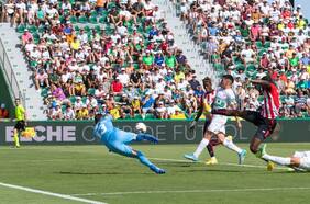 Los errores condenan a Enzo Roco: el Elche es goleado nuevamente y el defensa es blanco de las críticas
