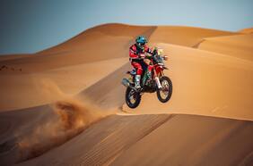 Los chilenos se ilusionan en el Dakar 2024: Nacho Cornejo brilla tras ganar la segunda etapa y Pablo Quintanilla se sube al podio