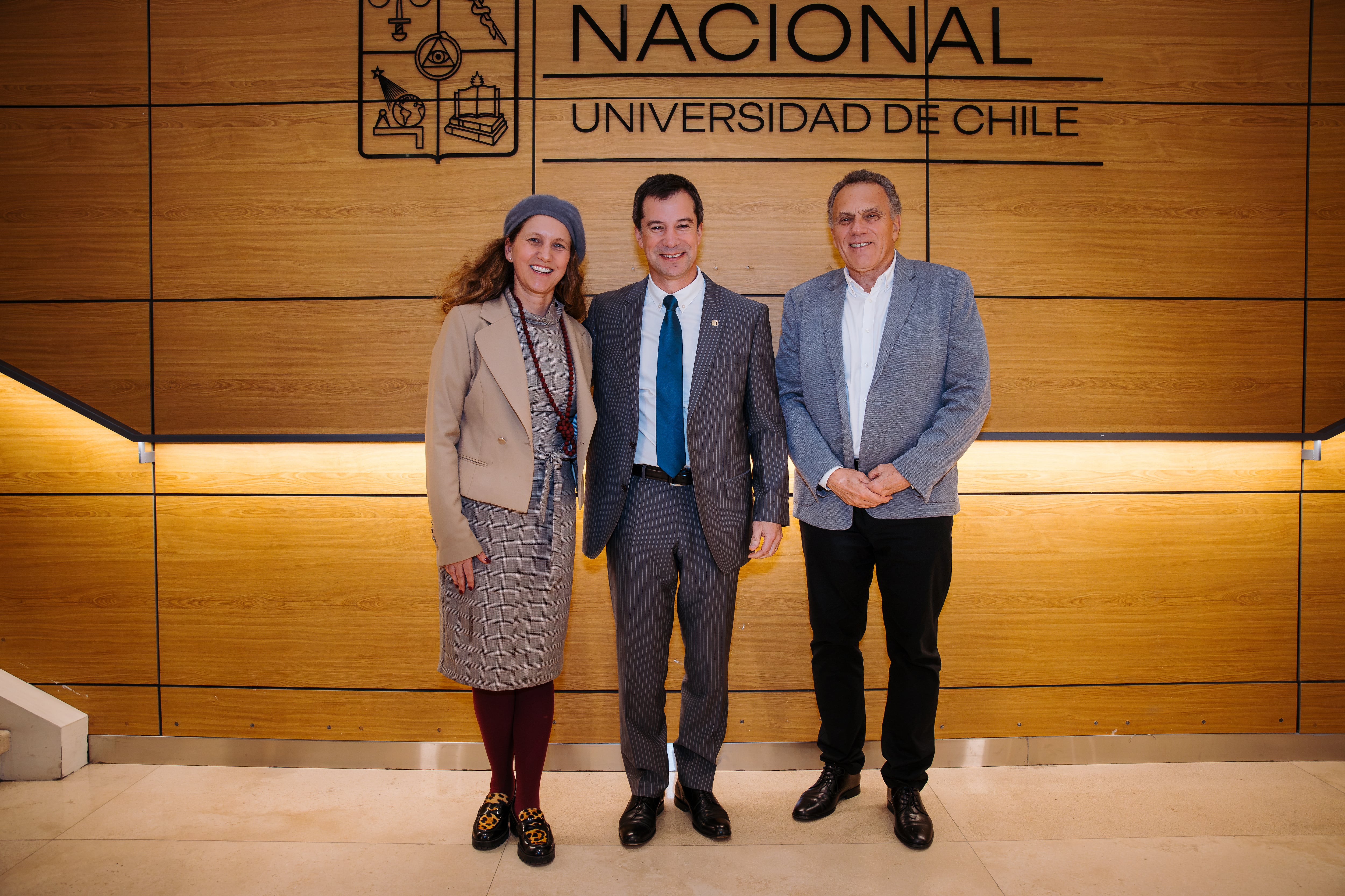 Rosario Navarro, directora del Consejo Directivo de INACAP y presidenta de SOFOFA; Lucas Palacios, rector de INACAP y Eduardo Regonesi, gerente general de ACHIGA.