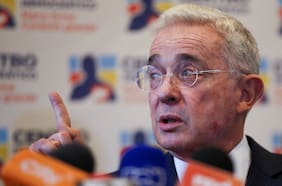 Álvaro Uribe promete “ganar tranquilamente” las elecciones de 2026 en Colombia