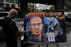 Familia de George Floyd demanda a la ciudad de Mineápolis y a cuatro policías por su muerte