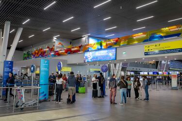 Tráfico de pasajeros en el Aeropuerto de Santiago sigue cayendo en febrero