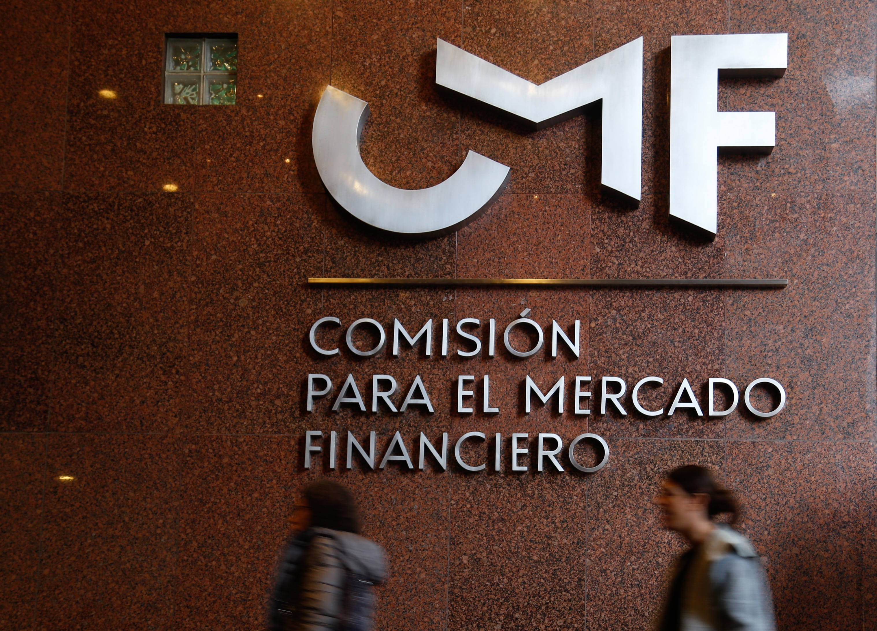 Neobanco de origen inglés Revolut, que pretende llegar a Chile, se reúne con la CMF