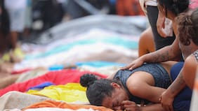 Familiares de las víctimas de las redadas policiales protestan frente a la morgue de Río de Janeiro