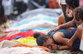 Familiares de las víctimas de las redadas policiales protestan frente a la morgue de Río de Janeiro