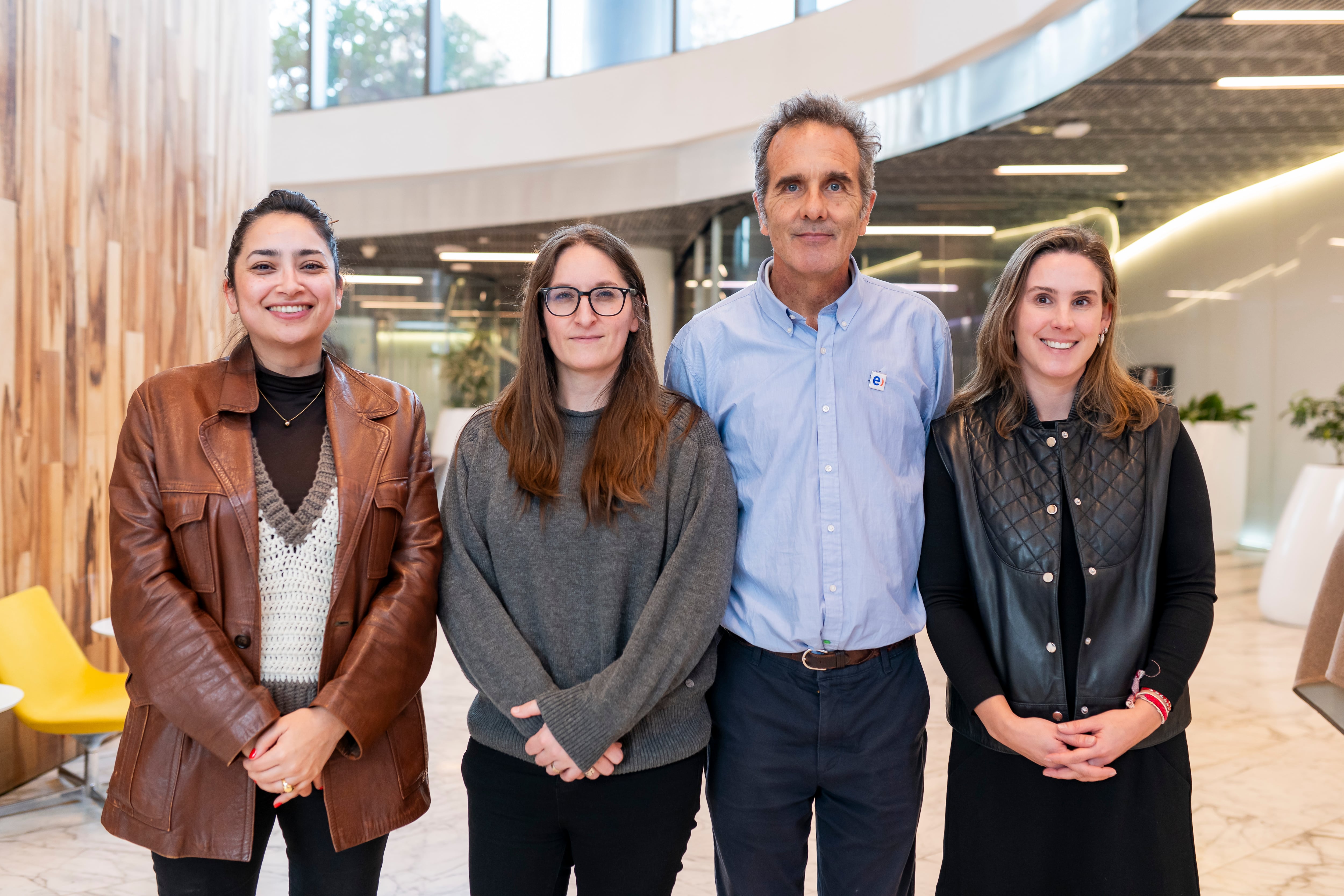 Cecilia Madriaza, encargada de Comunicaciones Corporativas de Fundación Belén Educa; Karem Reich, subgerente de Atracción de Talento y Experiencia; Arturo Domínguez, analista senior de Proyectos Sociales y Begoña Antolín, gerente de Desarrollo y Experiencia de Personas, todos de Entel.