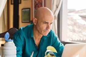 Eduardo Sacheri: “La época de la lucha armada la miro con tristeza, no la veo con nostalgia ni romanticismo”