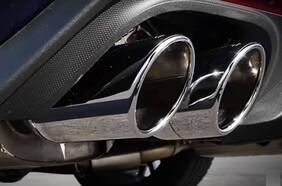 Aceleraba su Mustang por el barrio y un vecino, harto del estruendo, lo amenazó con las penas del infierno