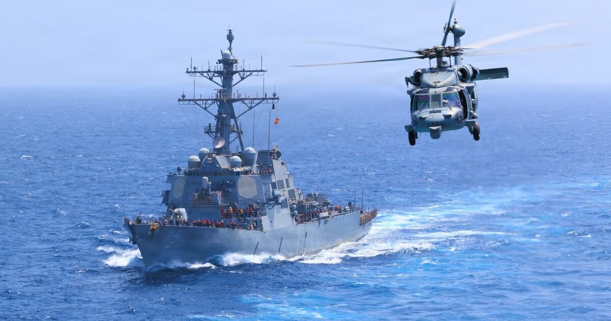 Photo: La Tercera El buque USS Donald Cook (DDG 75) y un MH-60S Sea Hawk, de las fuerzas estadounidenses, aplicando el bloqueo naval contra