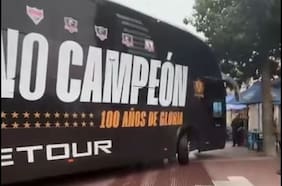 El confuso incidente entre un hincha de la U y el bus de Colo Colo en la antesala del Superclásico