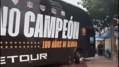 El confuso incidente entre un hincha de la U y el bus de Colo Colo en la antesala del Superclásico