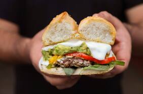 Hamburqueta: las nuevas hamburguesas y completos en marraqueta del barrio Franklin