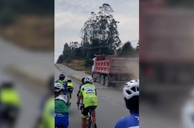 Captan a un camión adelantando por la vereda a un grupo de ciclistas en Puerto Montt
