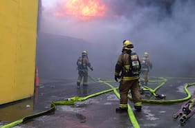 Incendio de vivienda en Valparaíso deja a tres civiles y a un bombero lesionado