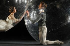 Bailarines alemanes posan en burbujas de PVC para representar la distancia social