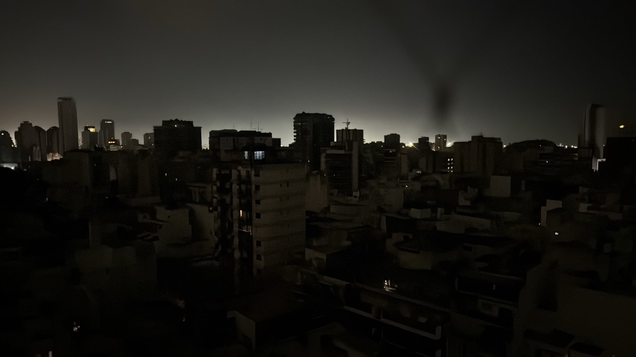 Un corte masivo de energía eléctrica afectó a gran parte de la ciudad de Buenos Aires y el conurbano bonarense. Foto: @FreeMediaAr en X.