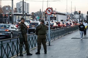 Carabineros realiza masivo despliegue en paraderos y estaciones de Metro: operativo contempla cerca de 100 funcionarios en la RM
