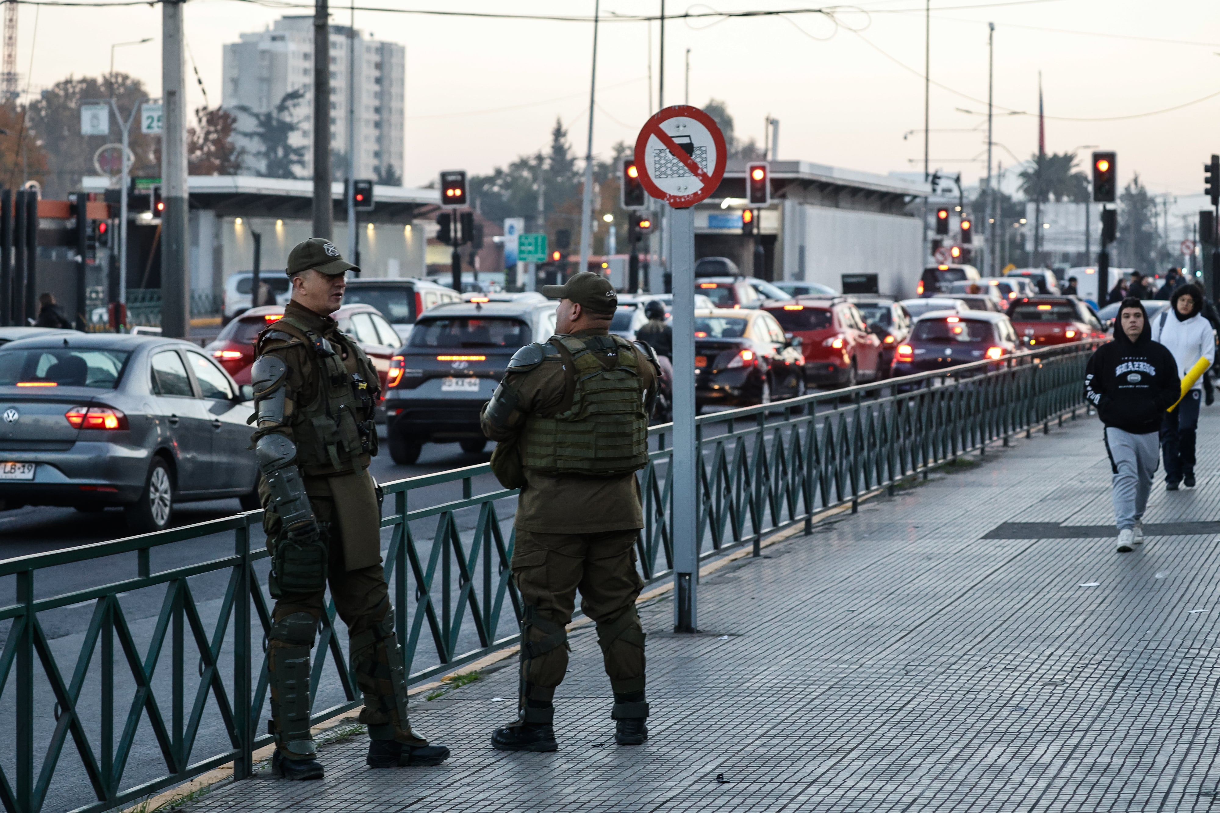 Ministro Arrau encabeza nuevo copamiento policial en Metro de Santiago
