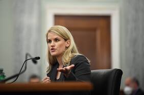 Exempleada denunciante de Facebook pide regulación de la empresa ante legisladores de EE.UU.