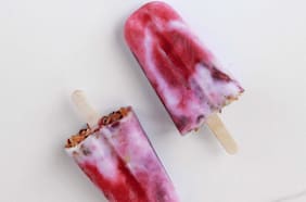 Torre helada de frutos rojos y yogur