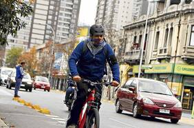 Nuevo reglamento de convivencia vial establece equipamiento que deben usar ciclistas y las reglas para el traslado de mascotas