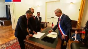 El momento en que se le cayó la piocha de O’higgins al Presidente Kast