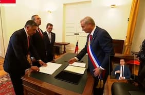 El momento en que se le cayó la piocha de O’Higgins al Presidente Kast