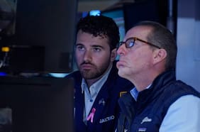 Bolsa de Santiago extiende sus pérdidas y el dólar se dispara a máximos de 4 meses por incertidumbre en Medio Oriente