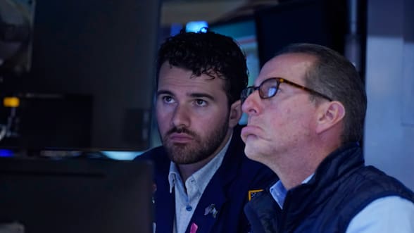 Bolsa de Santiago extiende sus pérdidas y el dólar se dispara a máximos de 4 meses por incertidumbre en Medio Oriente