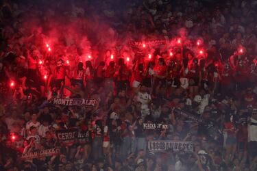 Producto del lanzamiento de fuegos artificiales y bengalas, los albos se exponen a posibles castigos.