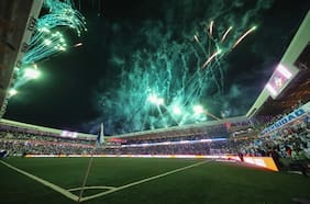 Miles de banderas, fuegos artificiales y con promesa de mejoras: el lado B del emotivo retorno de la UC al Claro Arena