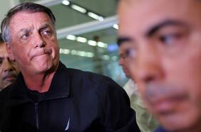 Policía de Brasil registra casa de Bolsonaro y le ordenan llevar tobillera electrónica