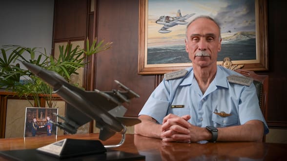 Medio argentino asegura que canciller Quirno habría pedido la salida del jefe de la Fuerza Aérea por dichos sobre el Estrecho de Magallanes