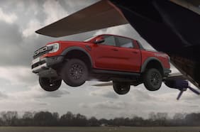 Mira como Ford lanzó una Ranger Raptor desde un avión en movimiento
