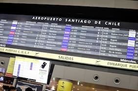 Aeropuerto de Santiago informa de suspensión de diversos vuelos hacia Argentina por paro general en el país
