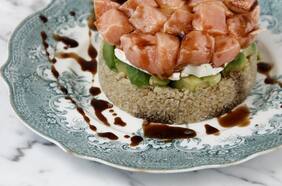 Cómo hacer un timbal de salmón y quínoa
