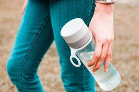 Formas de limpiar una botella de agua y evitar que acumule microbios, según expertos