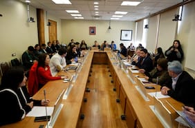 Comisión despacha en tensa jornada proyecto que fija multas por no votar: se citará a sesión especial para discutirlo en Sala