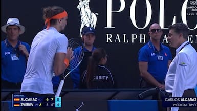 El momento de furia de Alexander Zverev por la atención médica a Carlos Alcaraz en el Abierto de Australia