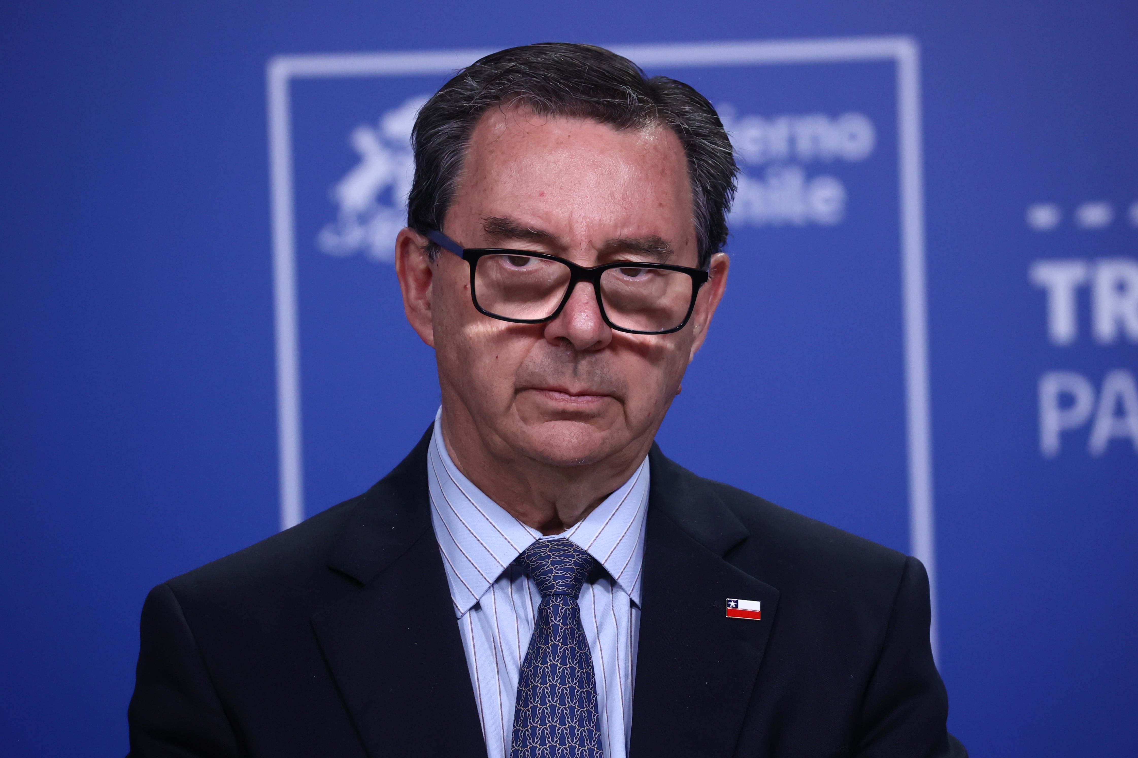 Ministro de Defensa responde a ofensiva de la oposición por su gira a Hawái en medio de emergencia climática en Chile