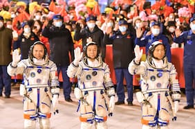 Nave china con tres astronautas llega a estación espacial para misión de seis meses