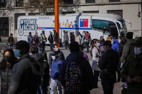 Vacunatorios móviles presentan largas filas horas antes de comenzar a atender: Cuentan con 160 dosis Sinovac