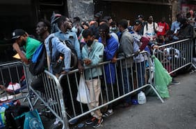 Gente durmiendo en las calles y carpas: la crisis económica y migratoria les cambian la cara a Londres y Nueva York