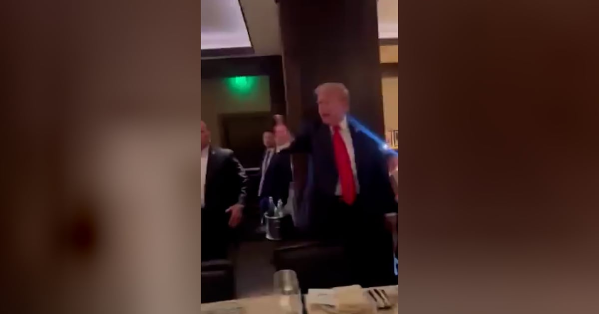 Trump es increpado duramente al interior de un restaurant cerca de La Casa Blanca