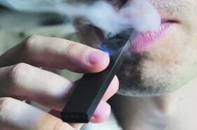Empresa de cigarros electrónicos acepta pagar millonaria multa para acallar criticas sobre campaña dirigida a aumentar consumo en jóvenes